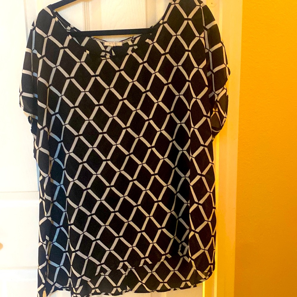 Pleione black and white sheet top size 1x